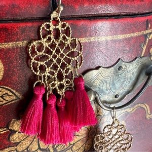 Francesca‘s bright fuchsia pink tassel earrings